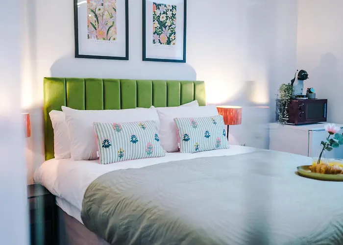Victoria Park Studio 10 - Self Contained, 5 Mins Walk To Train Station & Town Centre, Free Parking