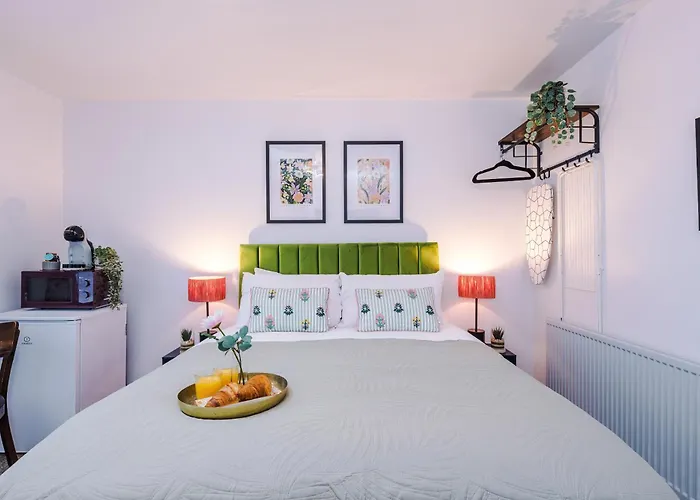 Victoria Park Studio 10 - Self Contained, 5 Mins Walk To Train Station & Town Centre, Free Parking