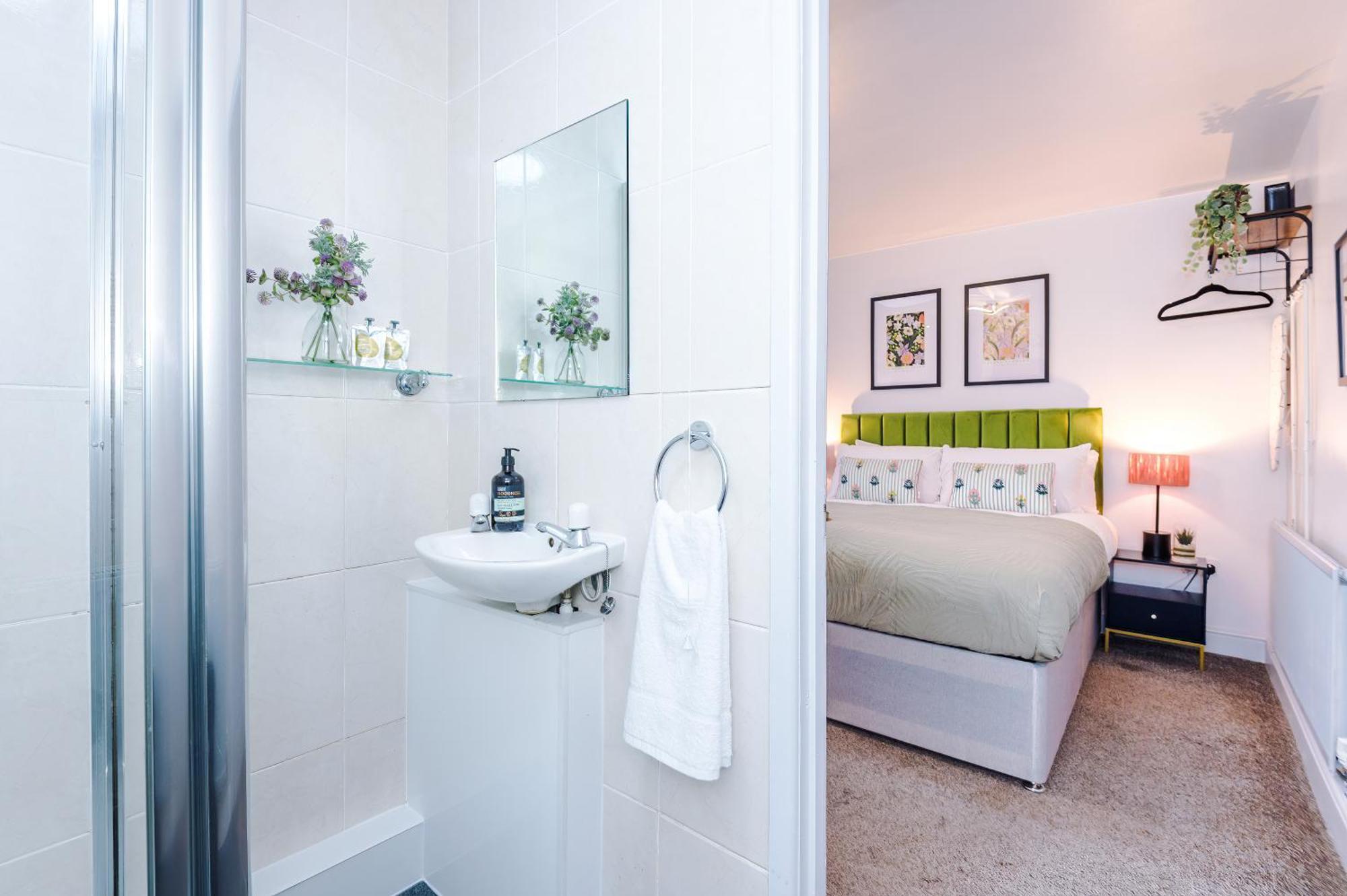 Victoria Park 10 - Self Contained, 5 Mins Walk To Train Station & Town Centre, Free Parking Apartamento